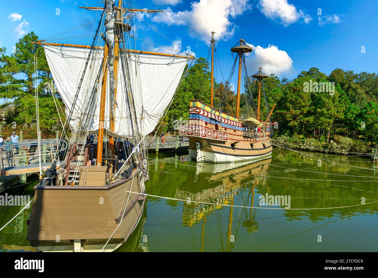 Ricostruzione delle tre navi che portarono i primi coloni americani nel 1607 al Living History Museum, Jamestown Settlement, Virginia Foto Stock