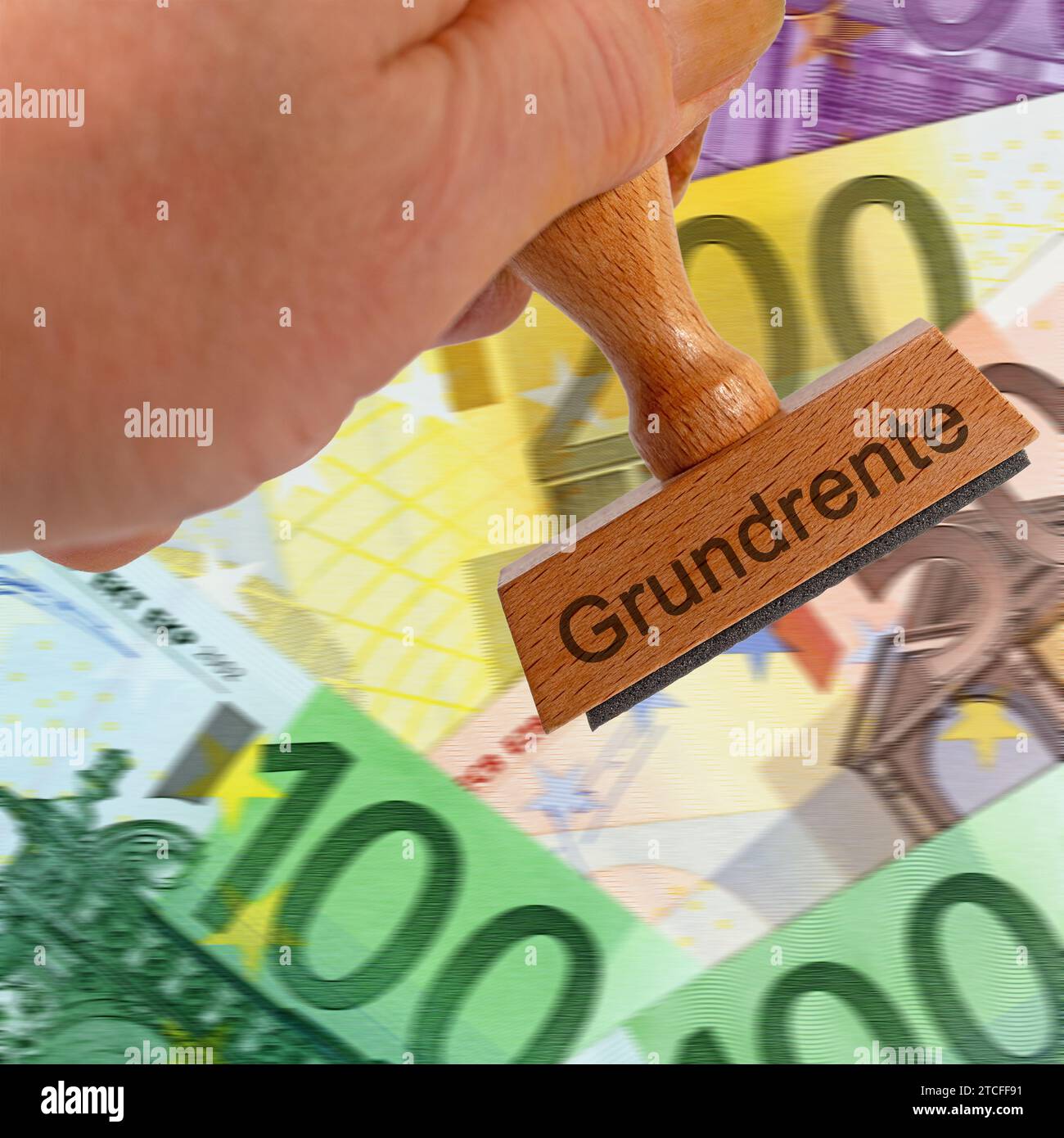 Francobollo con la scritta "Grundrente", traduzione "Pensione di base" sulle banconote Foto Stock