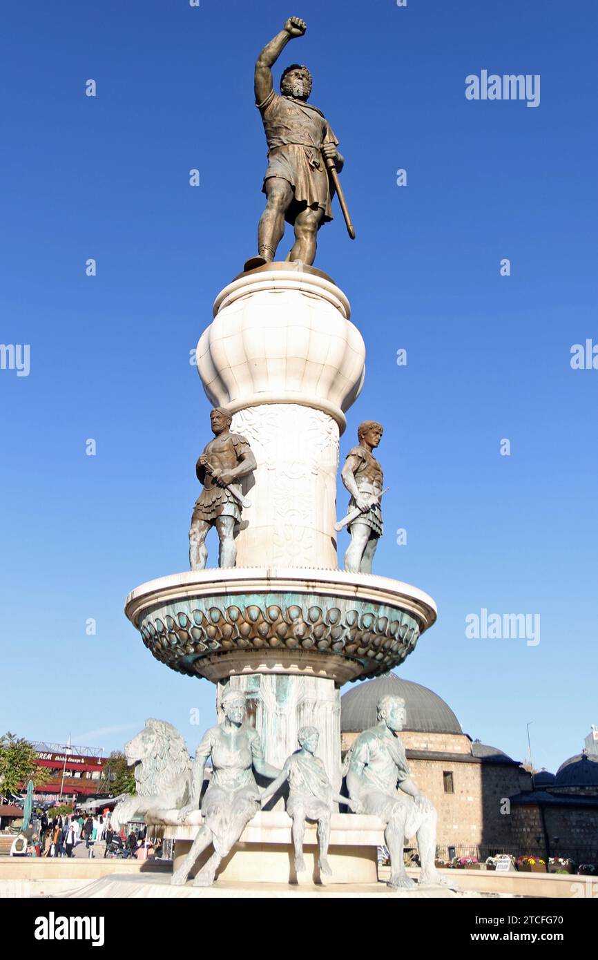 Una gigantesca statua in bronzo di Filippo II di Macedonia, padre di Alessandro Magno, a Skopje nella Macedonia settentrionale Foto Stock