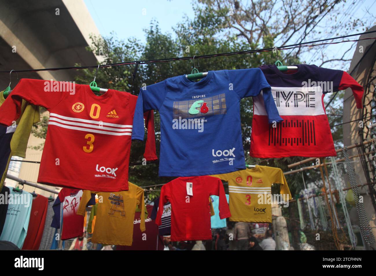 Dhaka Bangladesh 01 gennaio 2001, Street Winter Clothes Market a Baitul Mukarram Dhaka .Nazmul islam/ alamy live news. Foto Stock