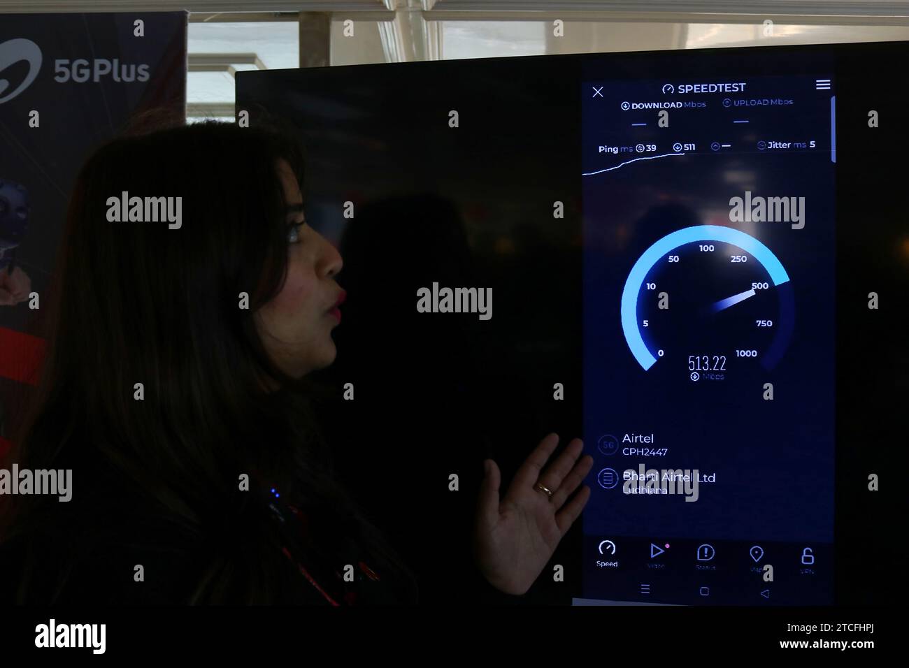 Srinagar Kashmir, India. 12 dicembre 2023. Una donna membro di Bharti Airtel mostra il 5G più velocità durante l'esperienza dal vivo del 5G Plus a Srinagar. Airtel ha annunciato il lancio dei suoi servizi 5G all'avanguardia nell'ottobre 2022 in 8 città in India. Oggi, i servizi di Airtel sono attivi in tutti gli stati e i territori dell'unione dell'India, con oltre 50 milioni di clienti a partire dal 1° ottobre 2023. Il 12 dicembre 2023, Srinagar Kashmir, India. (Immagine di credito: © Firdous Nazir/eyepix via ZUMA Press Wire) SOLO USO EDITORIALE! Non per USO commerciale! Foto Stock