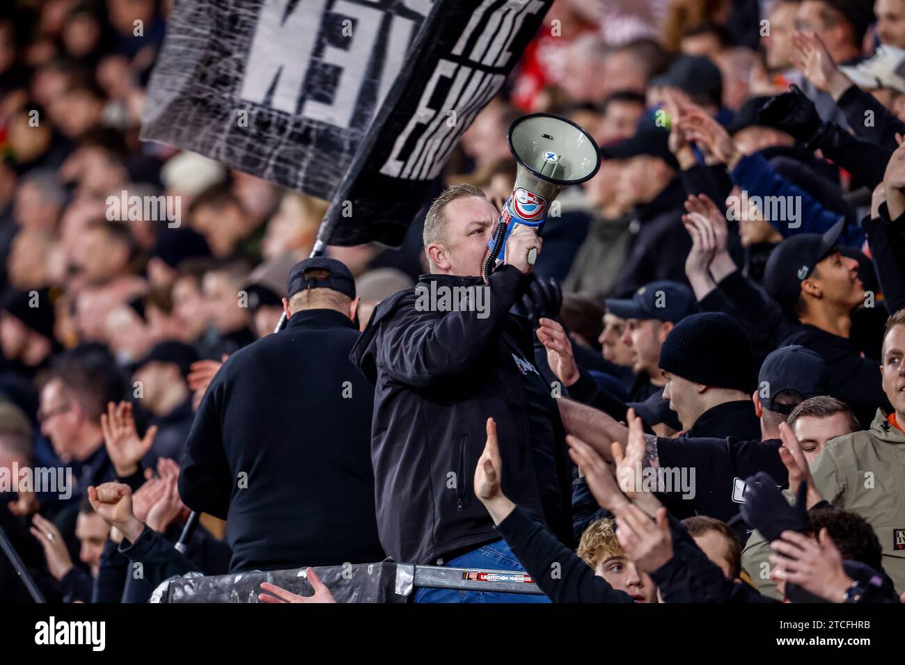 Eindhoven, Paesi Bassi. 12 dicembre 2023. EINDHOVEN, PAESI BASSI - 12 DICEMBRE: Tifosi e tifosi op PSV canta durante la partita del gruppo B di UEFA Champions League tra PSV e Arsenal al Phillips Stadion il 12 dicembre 2023 ad Eindhoven, Paesi Bassi. (Foto di Broer van den Boom/Orange Pictures) credito: Orange Pics BV/Alamy Live News Foto Stock