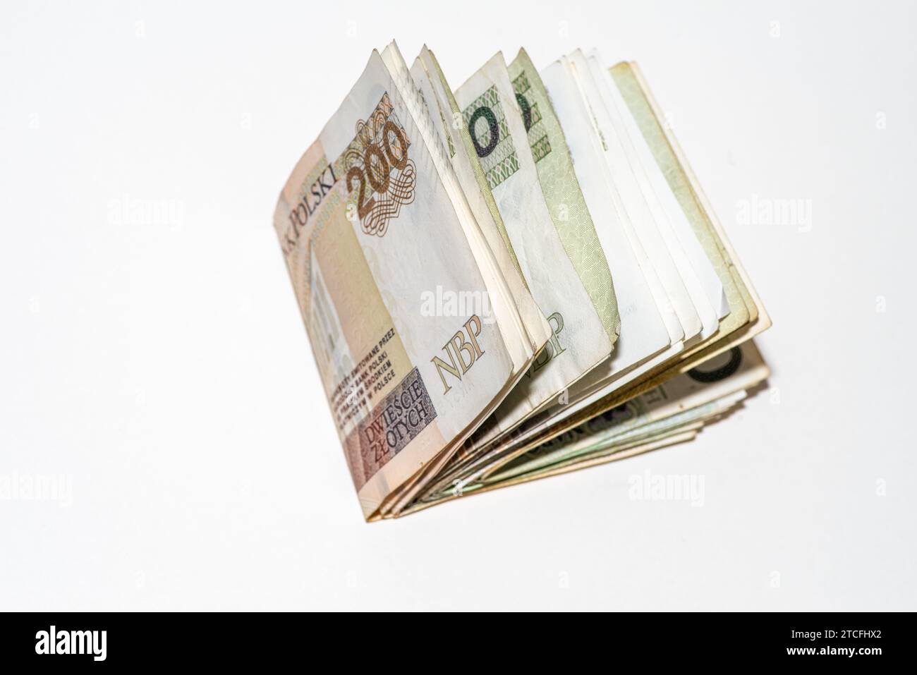Un'immagine sovratesta di una pila di valuta britannica, composta da banconote da 100 e 200 sterline Foto Stock