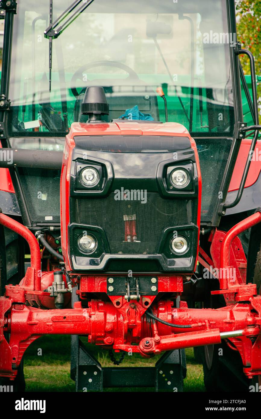 Una flotta di trattori gommati è impegnata in operazioni attive per i servizi municipali urbani, lavori di manutenzione stradale e progetti di costruzione in questo settore Foto Stock