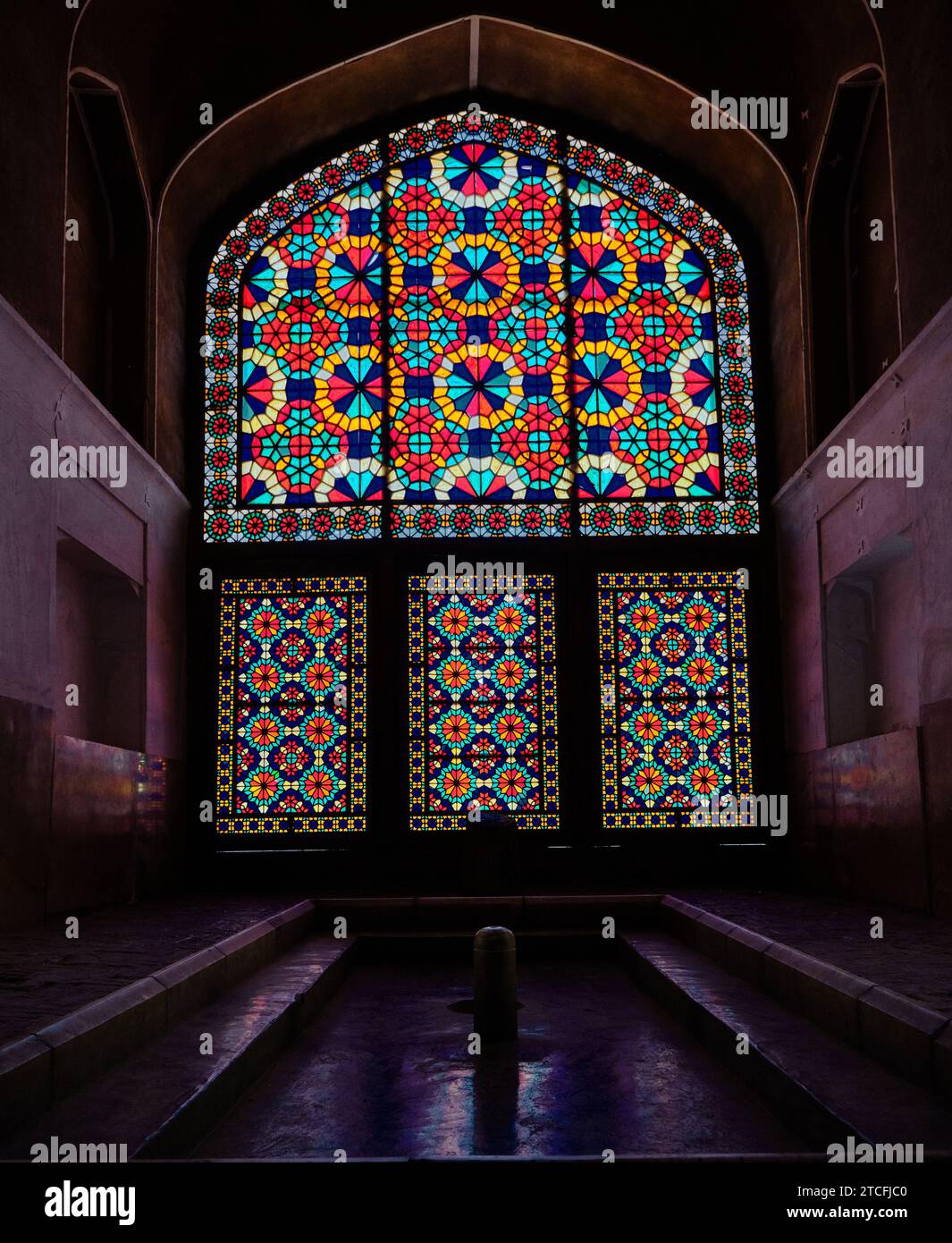 Splendida finestra, colorata finestra tradizionale iraniana presso la torre del vento di Dowlat Abad o dowlatabat, iran. Cultura persiana. Foto Stock