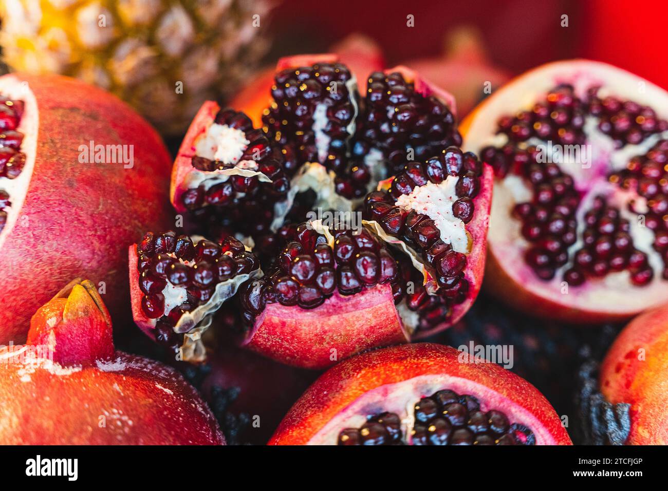 Una vivace esposizione di succulenti melograni in un negozio, che rappresenta scelte alimentari salutari e nutrienti. I frutti freschi sono ricchi di antiossidanti e Foto Stock