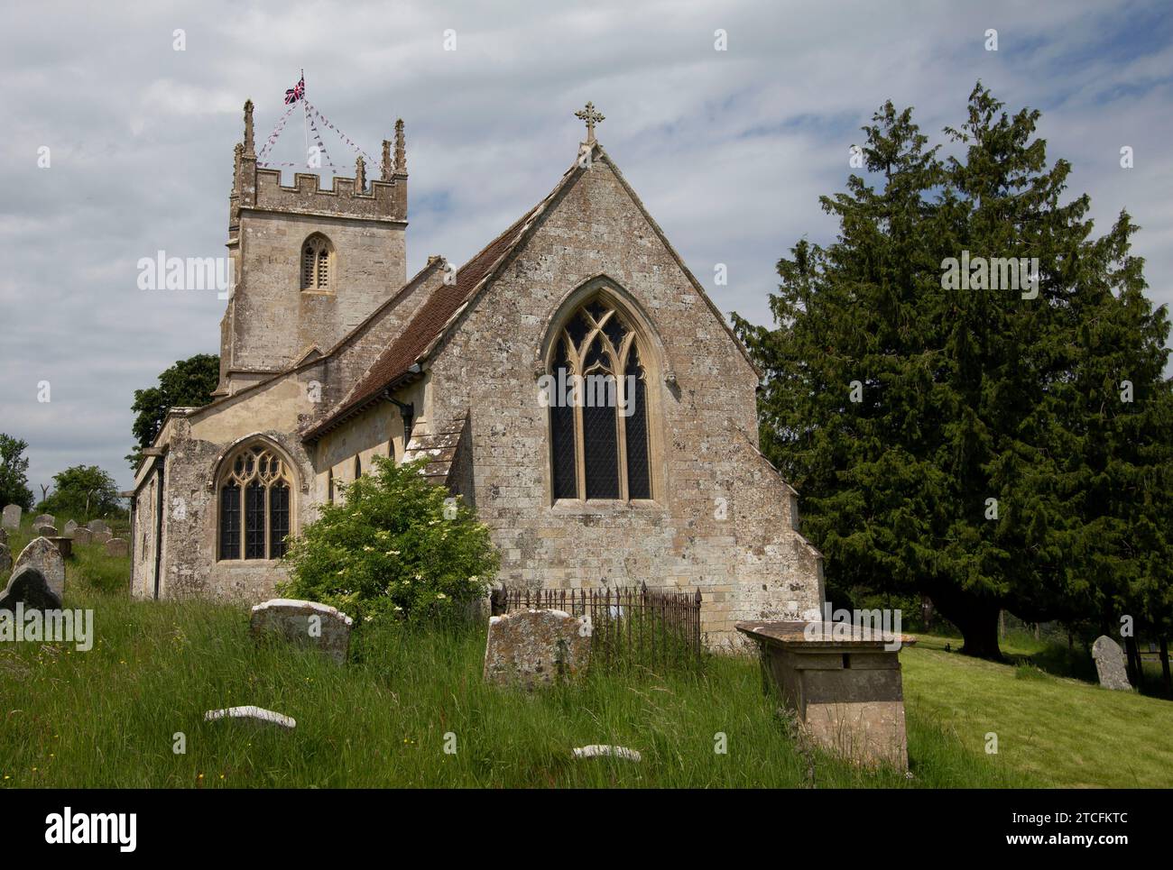 Chiesa di St Giles pianura di Imber Salisbury disabitata dal 1943, quando il Ministero della difesa la prese per l'addestramento militare, l'accesso pubblico permetteva alcuni giorni all'anno. Foto Stock