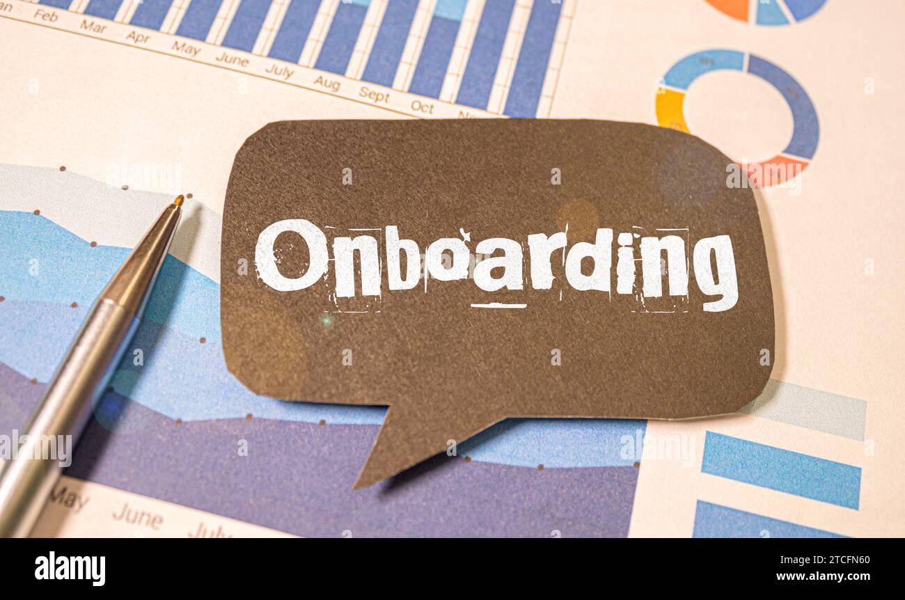 Parola di scrittura di testo di onboarding. Il concetto di business per l'azione Processo di integrazione di un nuovo dipendente in una organizzazione uomo con marcatore pagina del notebook Foto Stock