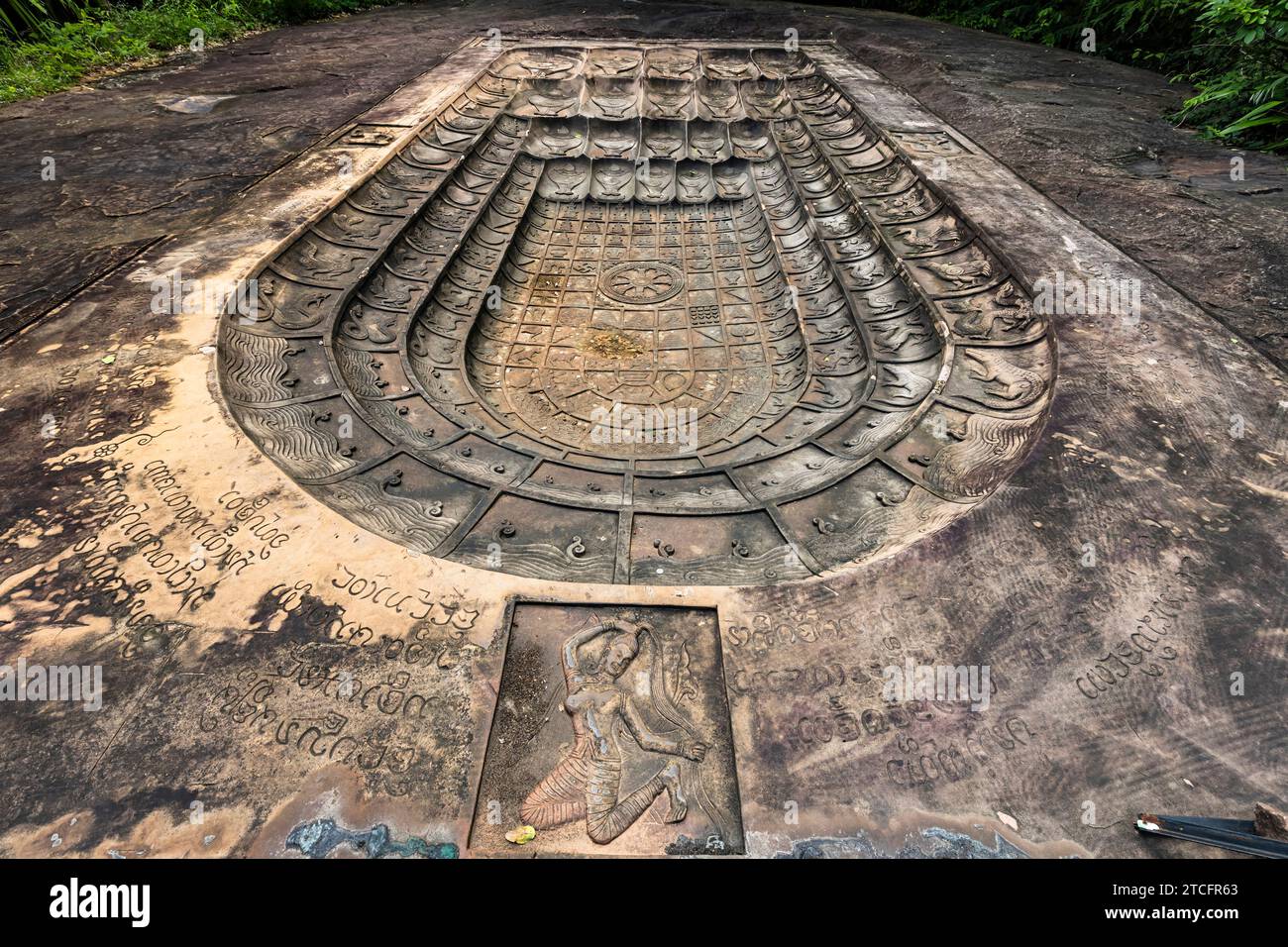 Wat Khao Chan Ngam (Wat Loet Sawat), impronta gigante di Buddha, intaglio nella roccia, Nakhon Ratchasima, Isan, Thailandia, sud-est asiatico, Asia Foto Stock