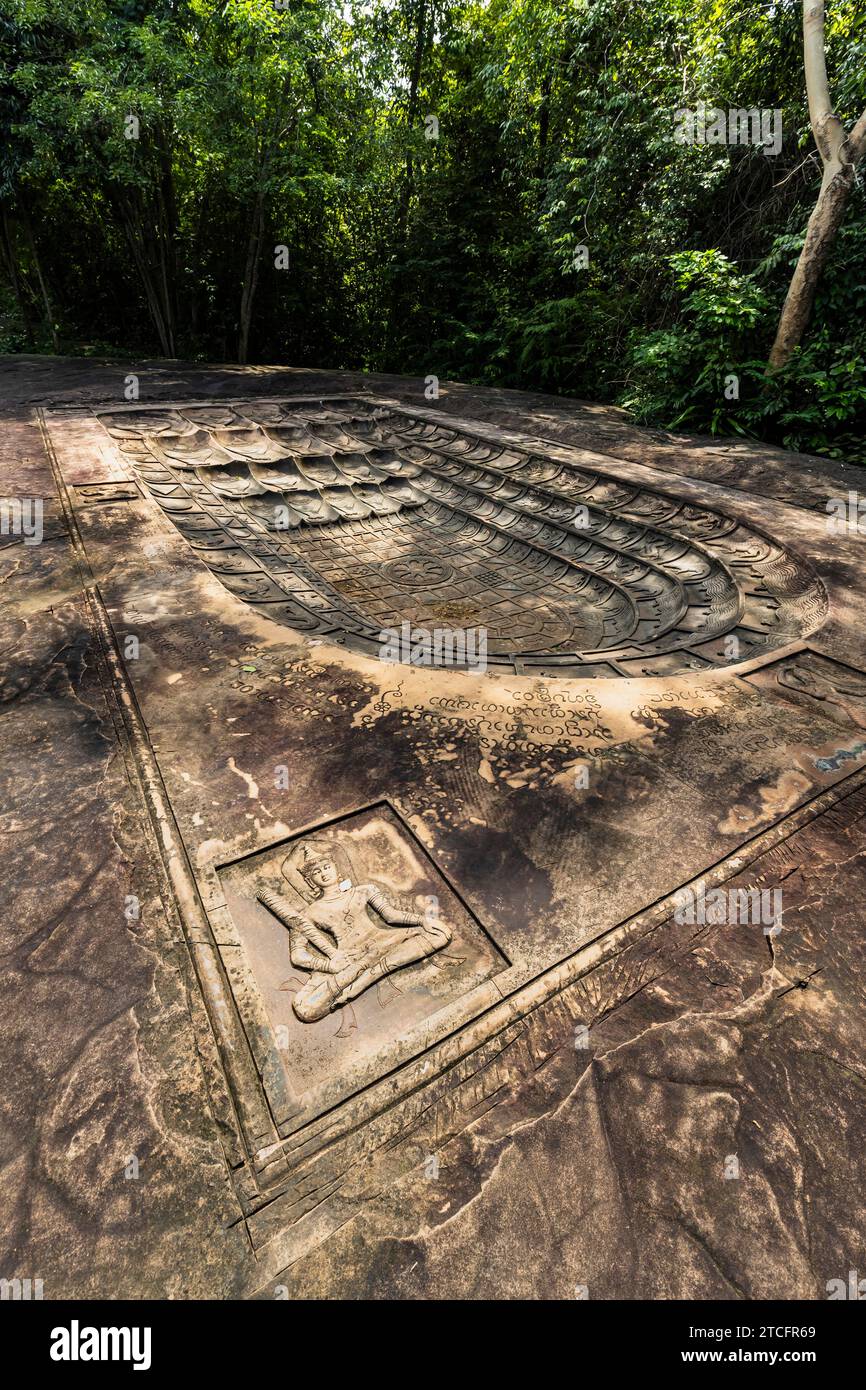 Wat Khao Chan Ngam (Wat Loet Sawat), impronta gigante di Buddha, intaglio nella roccia, Nakhon Ratchasima, Isan, Thailandia, sud-est asiatico, Asia Foto Stock