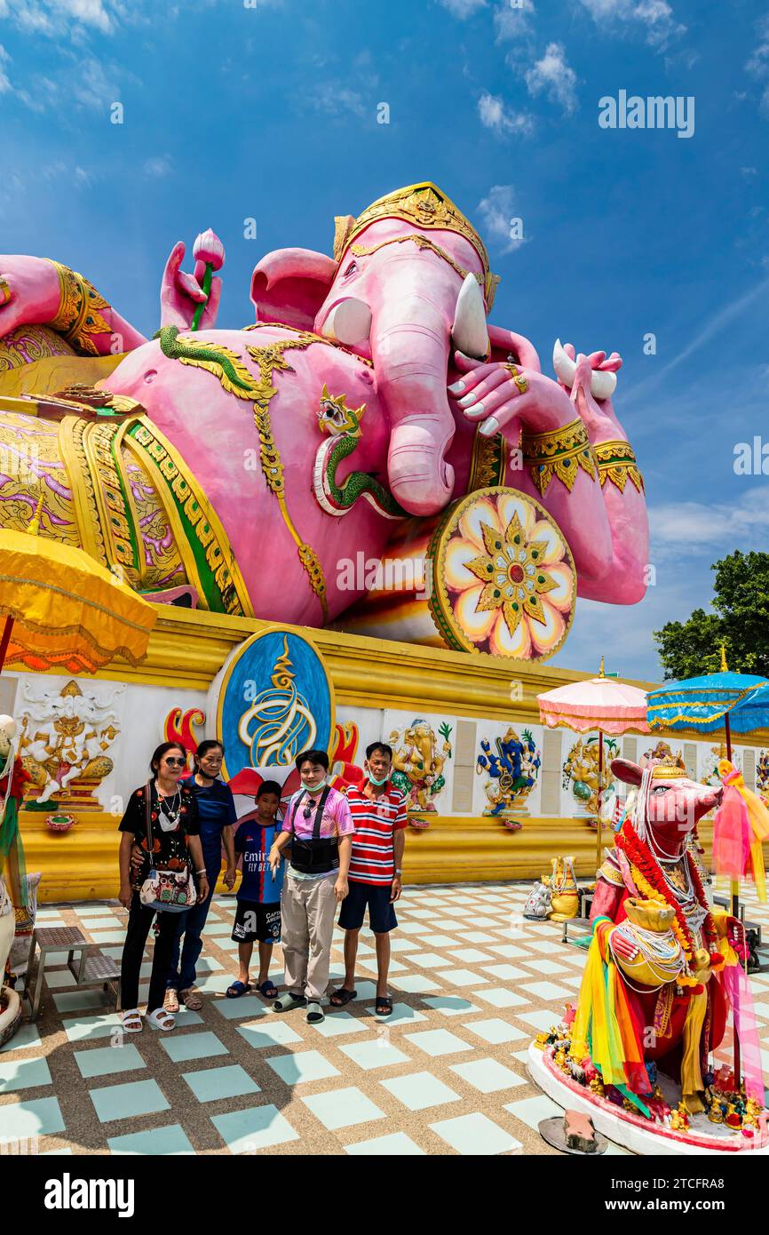 Wat Saman Rattanaram, statua gigante rosa reclinabile di Ganesha, Chachoengsao, Thailandia, Sud-est asiatico, Asia Foto Stock