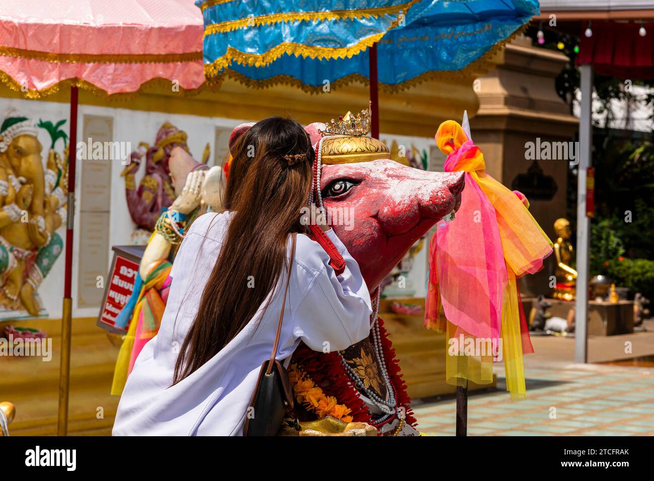 Wat Saman Rattanaram, grande statua di ratto come servo di Ganesha rosa, Chachoengsao, Thailandia, Sud-est asiatico, Asia Foto Stock