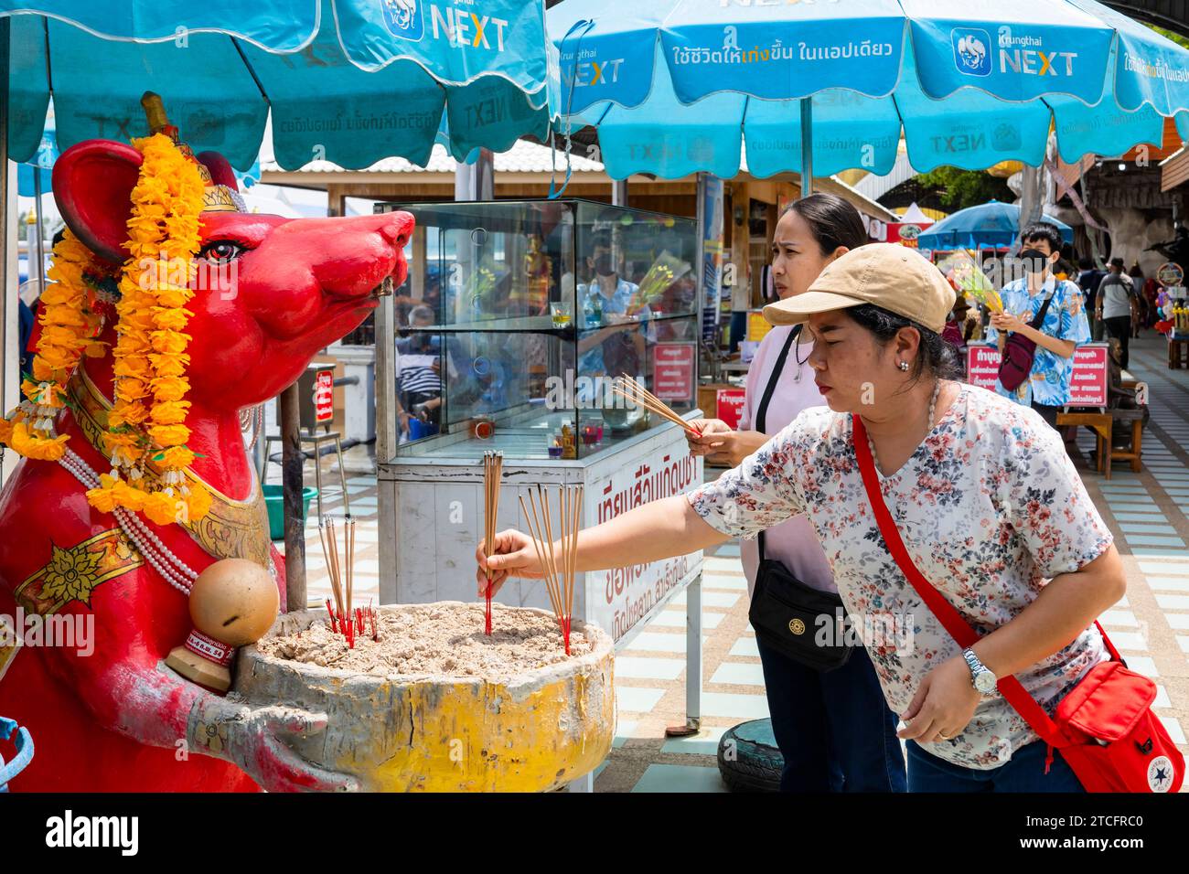 Wat Saman Rattanaram, grande statua di ratto come servo di Ganesha rosa, Chachoengsao, Thailandia, Sud-est asiatico, Asia Foto Stock