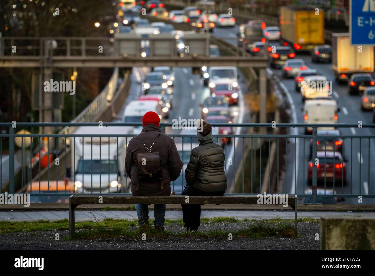 Verkehrsstau auf der Autobahn A40, Stadttdurchfahrt, Anschlussstelle Essen-Huttrop, Stau in beide Fahrtrichtungen, 2 Personen schauen sich den Stau an, AM Ruhrschnellweg Tunnel, in der Innenstadt, NRW, Deutschland, Stau Autobahn A40 *** ingorgo stradale sull'autostrada A40, passaggio cittadino, svincolo Essen Huttrop, ingorgo stradale in entrambe le direzioni, 2 persone guardano il traffico, al tunnel Ruhrschnellweg, nel centro della città, NRW, Germania, ingorgo stradale A40 Foto Stock