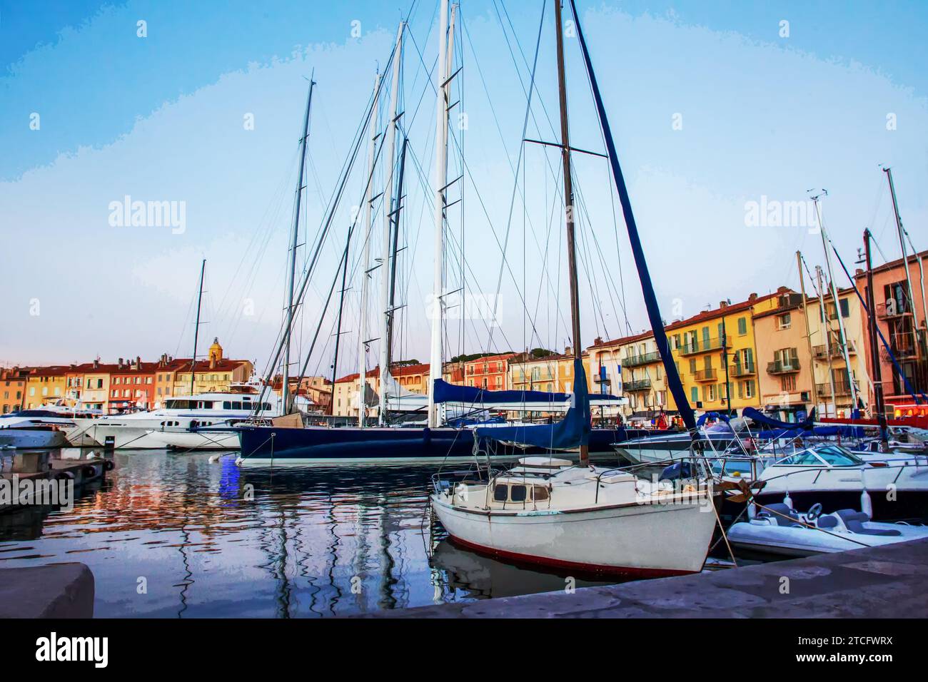 Foto fantastiche con grande barca a vela nel porto di Saint-Tropez, tramonto e riflessi in acqua. La Costa Azzurra del Mediterraneo tutto l'anno Foto Stock