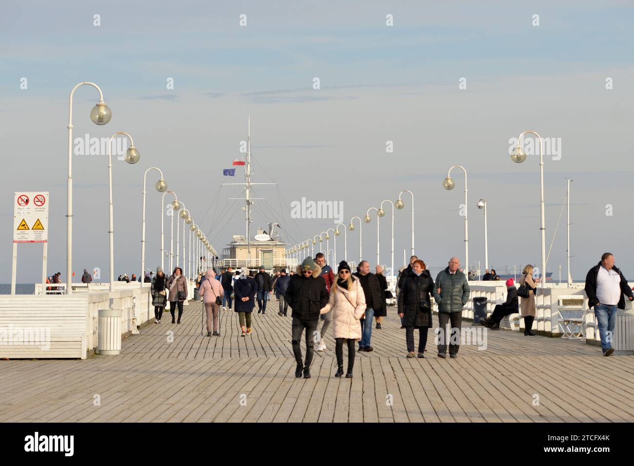 Persone in giacca che camminano sul molo di Sopot in una fredda giornata invernale nella località turistica polacca di Sopot, Pomerania, Polonia, Europa, UE Foto Stock