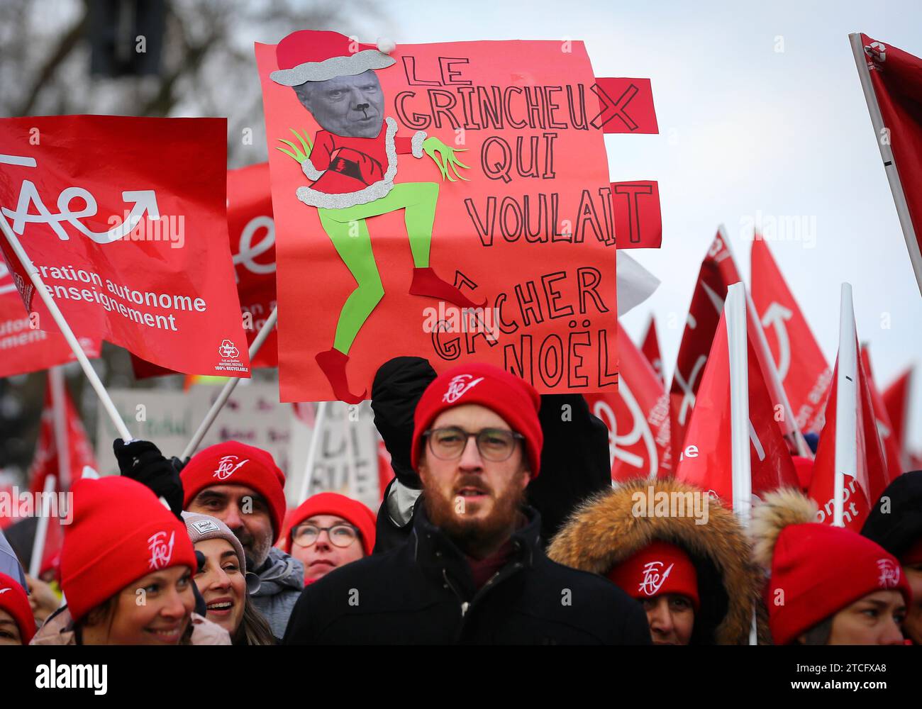 Montreal, Quebec, Canada. 12 dicembre 2023. Dal 23 novembre, 66.000 insegnanti primari e secondari membri della FAE sono in sciopero indefinito. Mobilitati come sempre, marciarono in massa da Jeanne-Mance Park all'ufficio del Premier Francois Legault nel centro di Montreal. (Immagine di credito: © Serkan Senturk/ZUMA Press Wire) SOLO USO EDITORIALE! Non per USO commerciale! Foto Stock