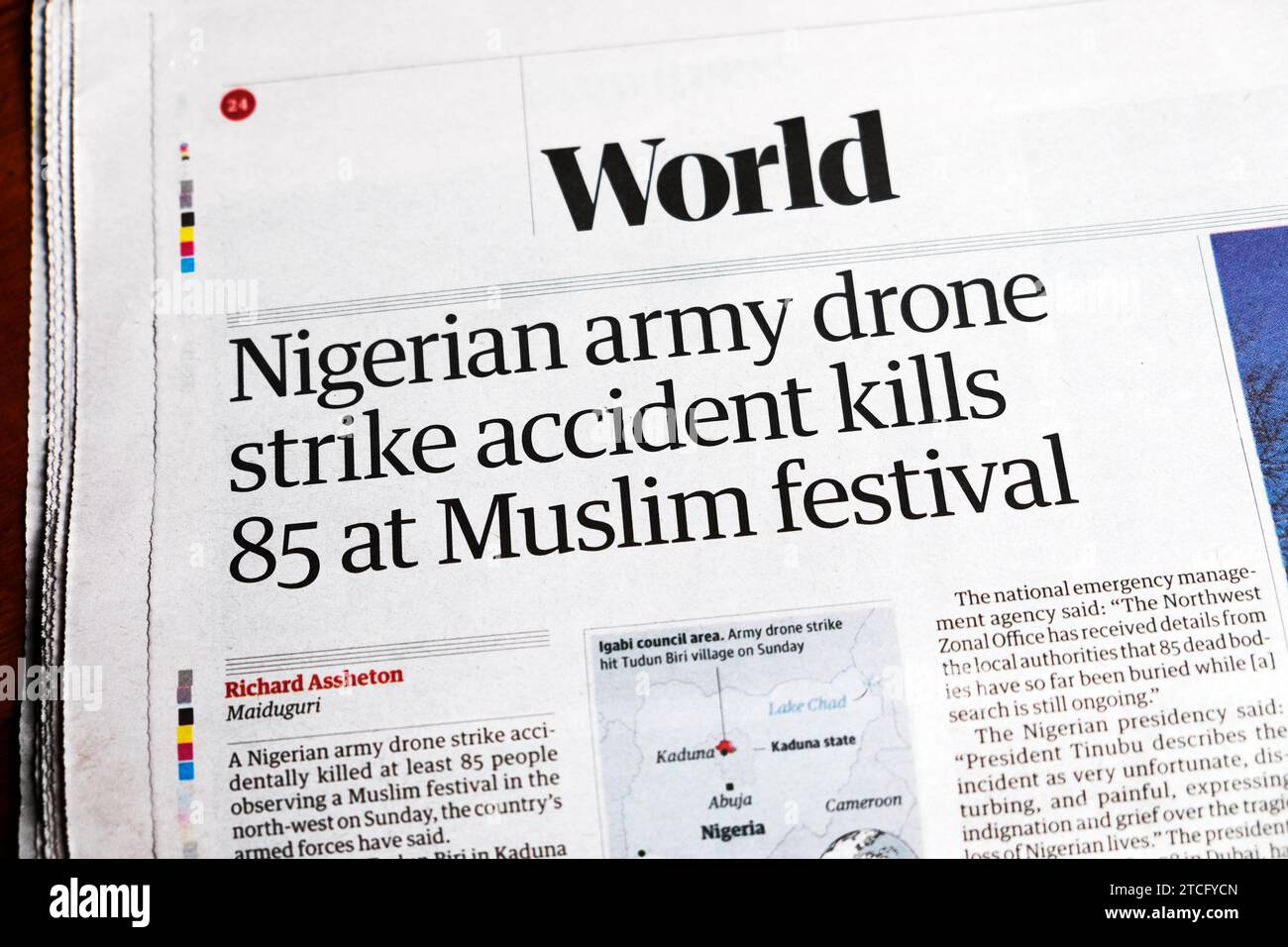 "Incidente con un drone dell'esercito nigeriano uccide 85 persone al festival musulmano" titolo del quotidiano Guardian Nigeria Africa articolo 6 dicembre 2023 Londra Inghilterra Regno Unito Foto Stock