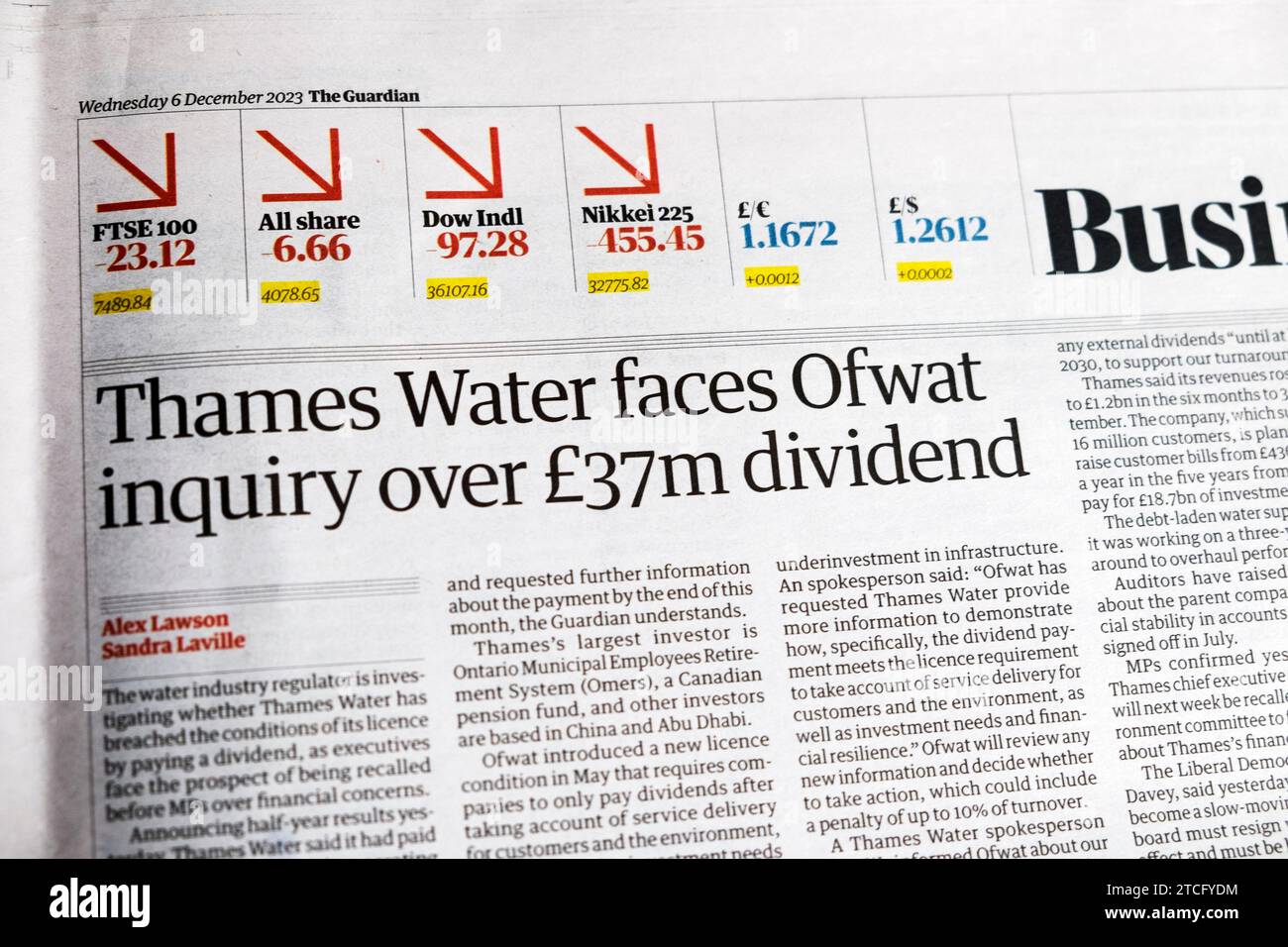 "Thames Water Faces Ofwat Inquisition over £37m dividend" Guardian Newspaper headline business article 6 December 2023 Londra Inghilterra Regno Unito Gran Bretagna Foto Stock