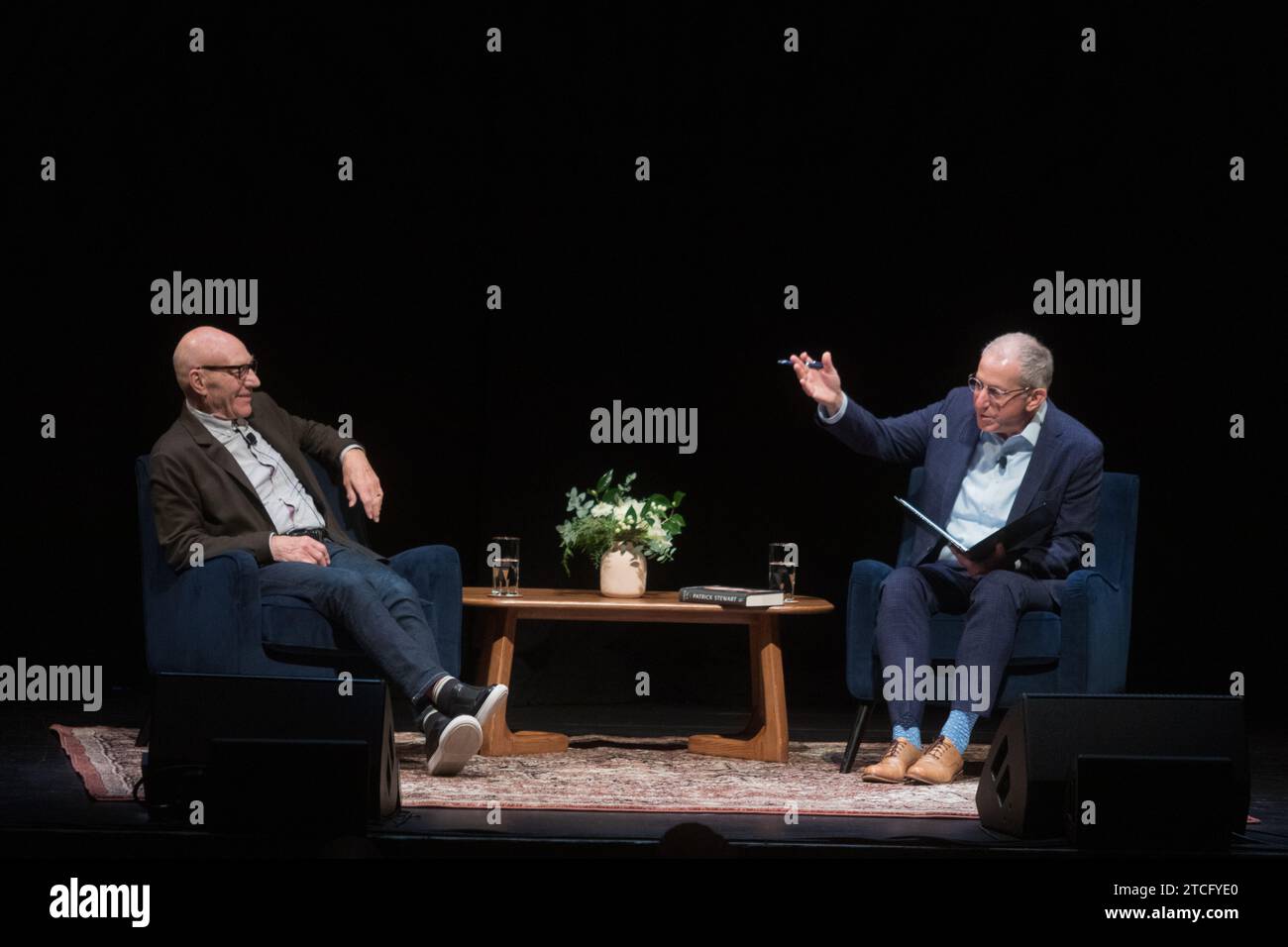 San Diego, Stati Uniti. 7 dicembre 2023. Sir Patrick Stewart parla del suo nuovo libro di memorie facendolo così con il regista teatrale Barry Edelstein al Balboa Theatre di San Diego, California, il 7 dicembre 2023. Sir Patrick Stewart è noto per i suoi ruoli di Sejanus, Capitano Picard e Professor Charles Xavier e si dice che abbia un ruolo nel prossimo film Deadpool 3 con Ryan Reynolds e Hugh Jackman e Avengers: Secret Wars (foto di Rishi Deka/Sipa USA) Credit: SIPA USA/Alamy Live News Foto Stock