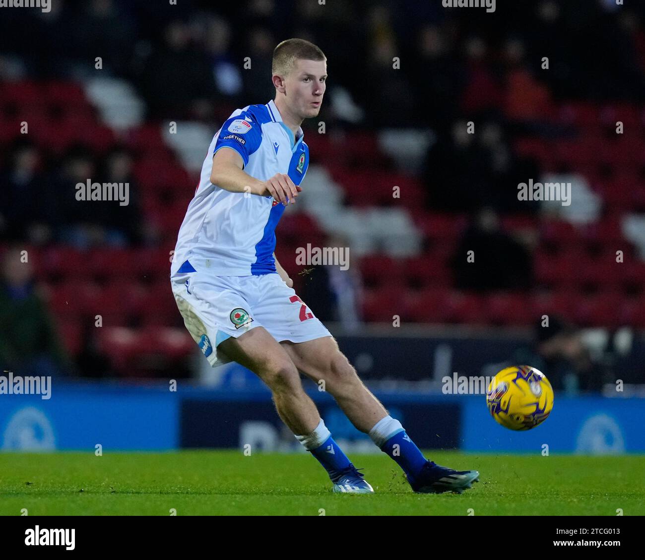 Adam Wharton n. 23 dei Blackburn Rovers passa il pallone durante la partita del campionato Sky Bet Blackburn Rovers vs Bristol City a Ewood Park, Blackburn, Regno Unito, il 12 dicembre 2023 (foto di Steve Flynn/News Images) Foto Stock