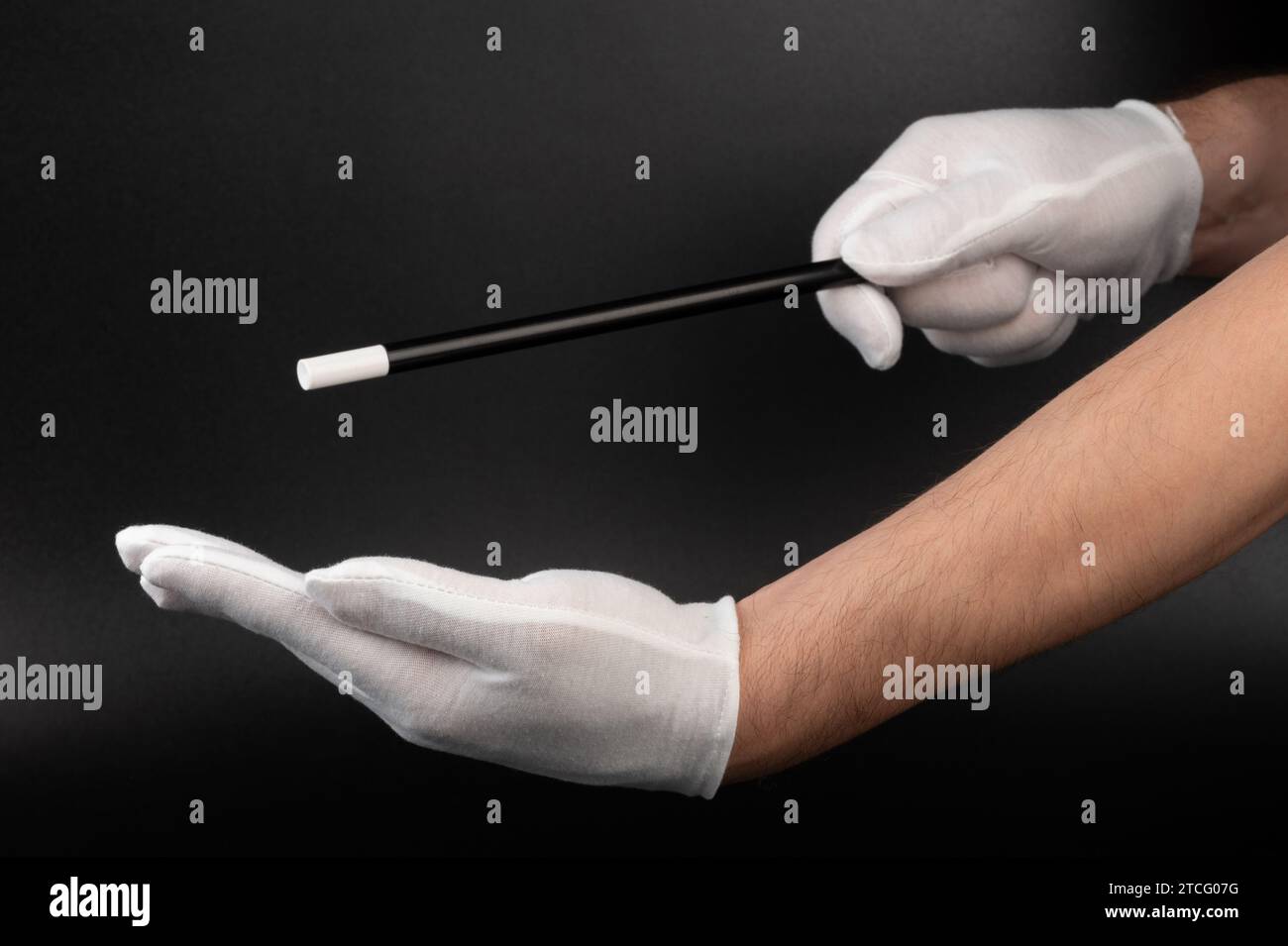 Il mago passa con la bacchetta che esegue una vista ravvicinata Foto Stock