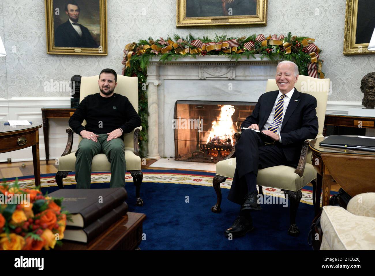 Il presidente degli Stati Uniti Joe Biden incontra il presidente ucraino Volodymyr Zelenskyy presso l'Ufficio ovale della Casa Bianca a Washington, DC il 12 dicembre 2023. Copyright: XYurixGripasx/xPoolxviaxCNPx/MediaPunchx Foto Stock