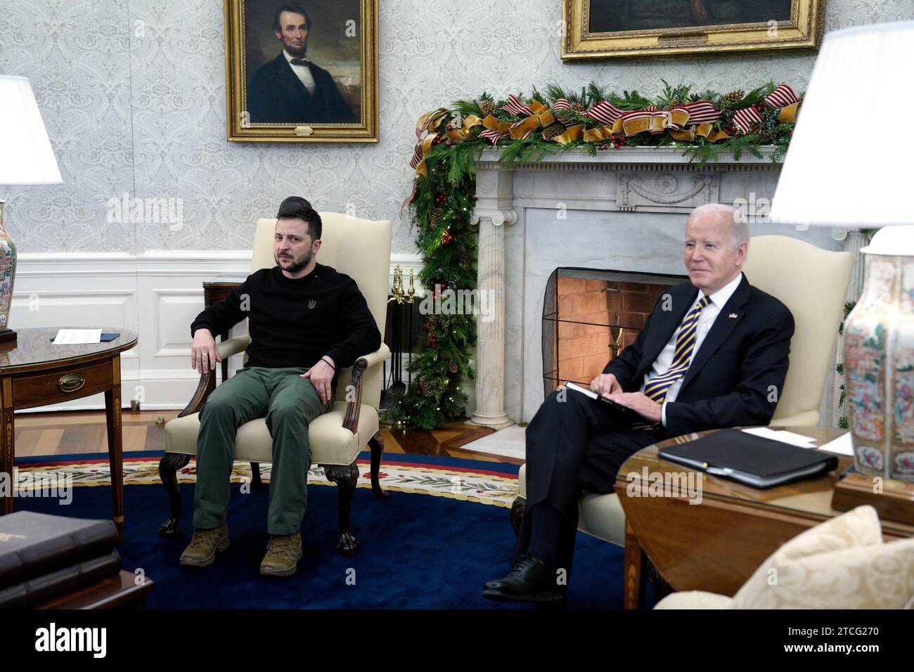 Il presidente degli Stati Uniti Joe Biden incontra il presidente ucraino Volodymyr Zelenskyy presso l'Ufficio ovale della Casa Bianca a Washington, DC il 12 dicembre 2023. Copyright: XYurixGripasx/xPoolxviaxCNPx/MediaPunchx Foto Stock