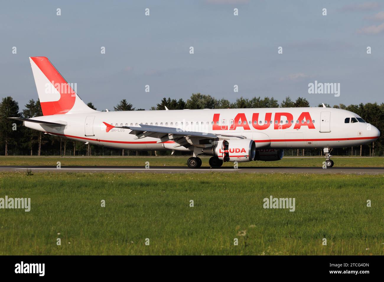 Der Airbus A320-214 A320 der Fluglinie Lauda Europe LW / LDA mit der Registrierung 9H-LOS MSN: 03153 landet am Flughafen Aeroporto di Amburgo EDDH/HAM. Amburgo Amburgo Deutschland *** Airbus A320 214 A320 della compagnia aerea Lauda Europe LW LDA con registrazione 9H LOS MSN 03153 atterra all'aeroporto di Amburgo EDDH HAM Amburgo Germania Foto Stock