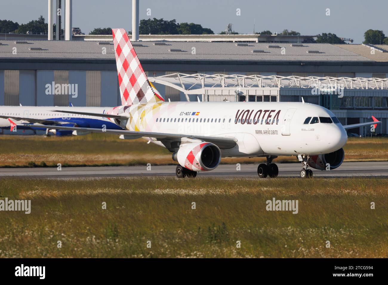 Der Airbus A319-112 A319 der Fluglinie Volotea V7 / VOE mit der Registrierung EC-NDG MSN: 03364 rollt am Flughafen Amburgo Finkenwerder EDHI/XFW. Amburgo Amburgo Deutschland *** l'Airbus A319 112 A319 della compagnia aerea Volotea V7 VOE con registrazione EC NDG MSN 03364 è in rullaggio presso l'aeroporto di Amburgo Finkenwerder EDHI XFW Amburgo Germania Foto Stock