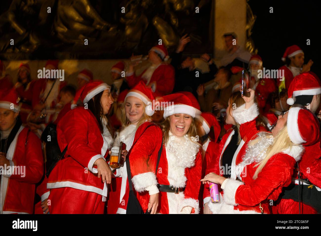 Persone che prendono parte a SantaCon a Trafalgar Square, che prevede di vestirsi da Babbo Natale e poi uscire in città per diffondere l'allegria natalizia. La Foto Stock