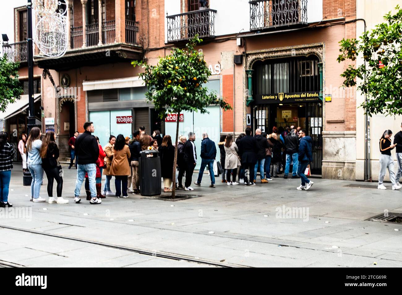Una fila a Siviglia in Spagna per i biglietti per lo speciale estrazione della lotteria di Natale conosciuta come El Gordo. Si è tenuto il 22 dicembre. Foto Stock