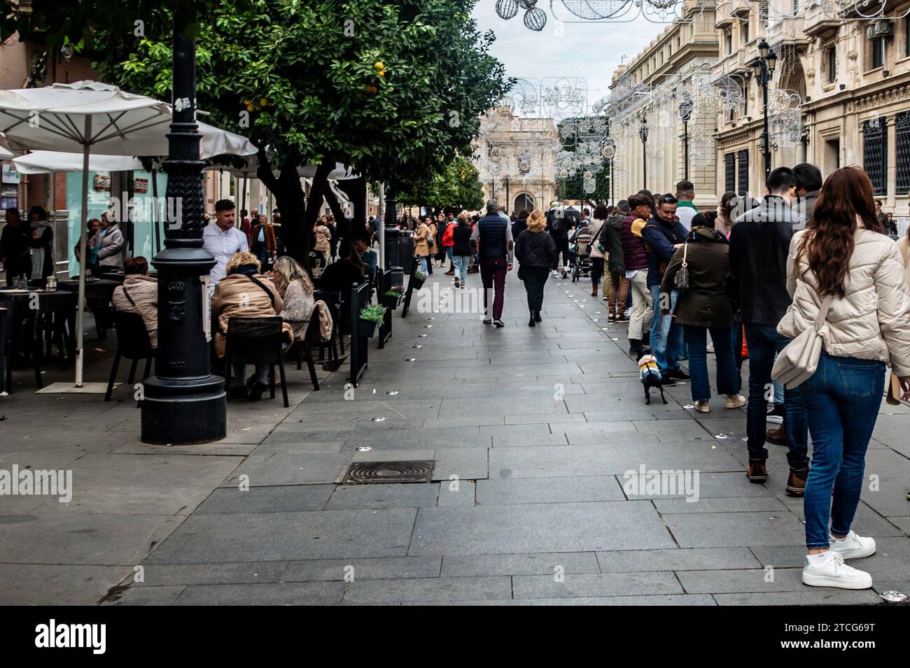 Una fila a Siviglia in Spagna per i biglietti per lo speciale estrazione della lotteria di Natale conosciuta come El Gordo. Si tiene il 22 dicembre. Foto Stock