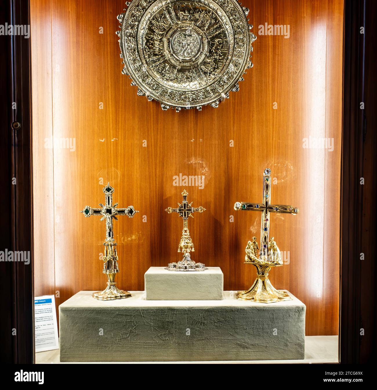 Crocefissi storici ornati e emblemi religiosi esposti nella cattedrale di Siviglia, in Spagna, patrimonio dell'umanità dell'UNESCO Foto Stock