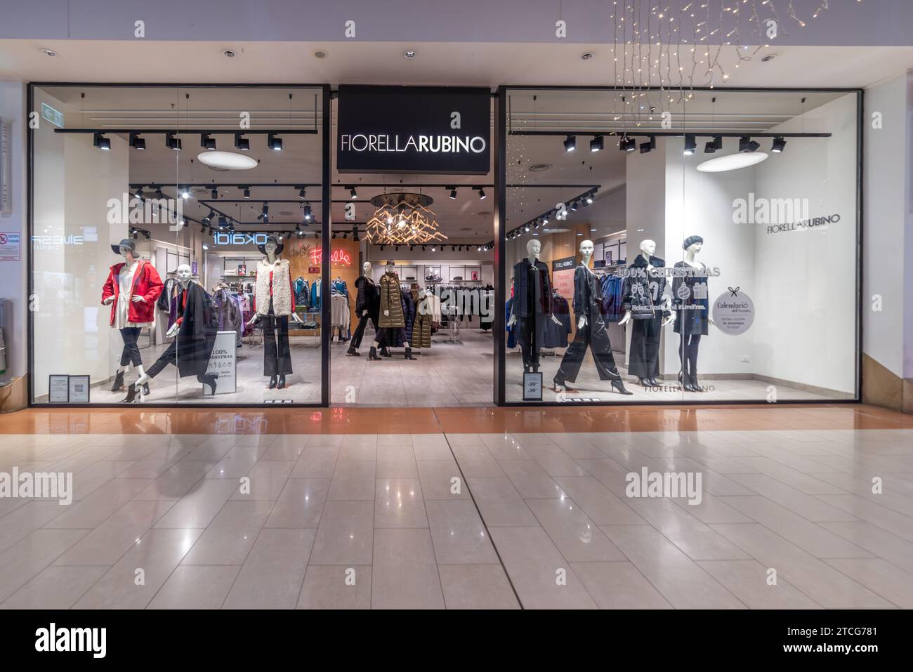 Italia - 11 dicembre 2023: Fiorella Rubino brand di Fast Fashion of Curvy Women's Clothing, vista negozio con insegna nel centro commerciale italiano Foto Stock