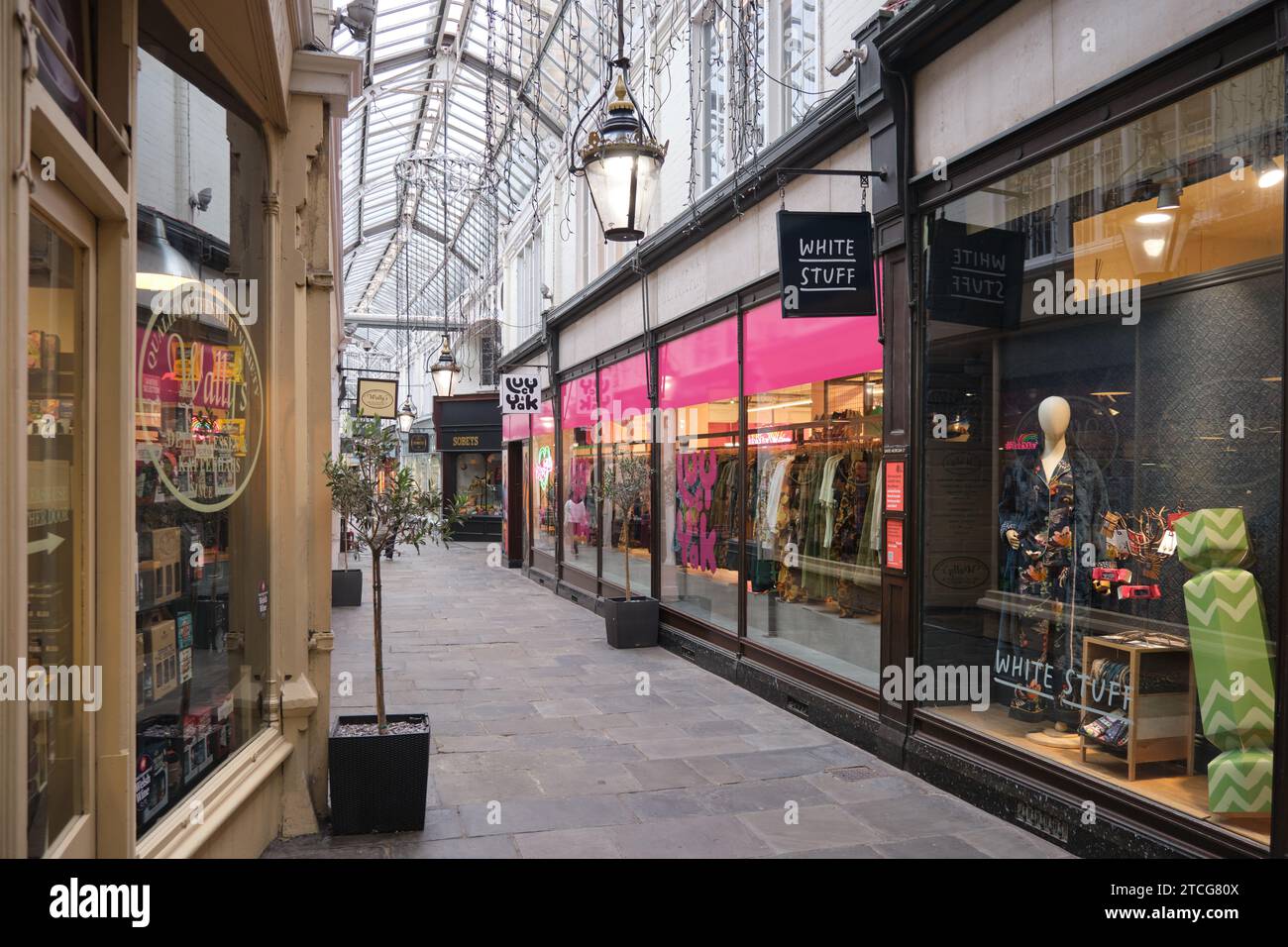 Cardiff, South Glamorgan, Galles, Europa - 14 novembre 2023: Royal Arcade Small retail units Foto Stock