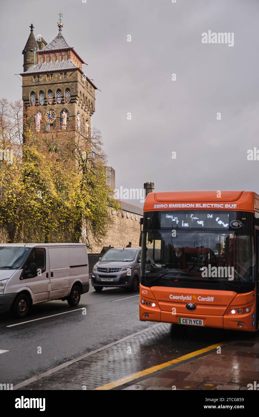 Cardiff, South Glamorgan, Galles, Europa - 14 novembre 2023: Zero-Emission Pelican Buse in Castle Street Foto Stock