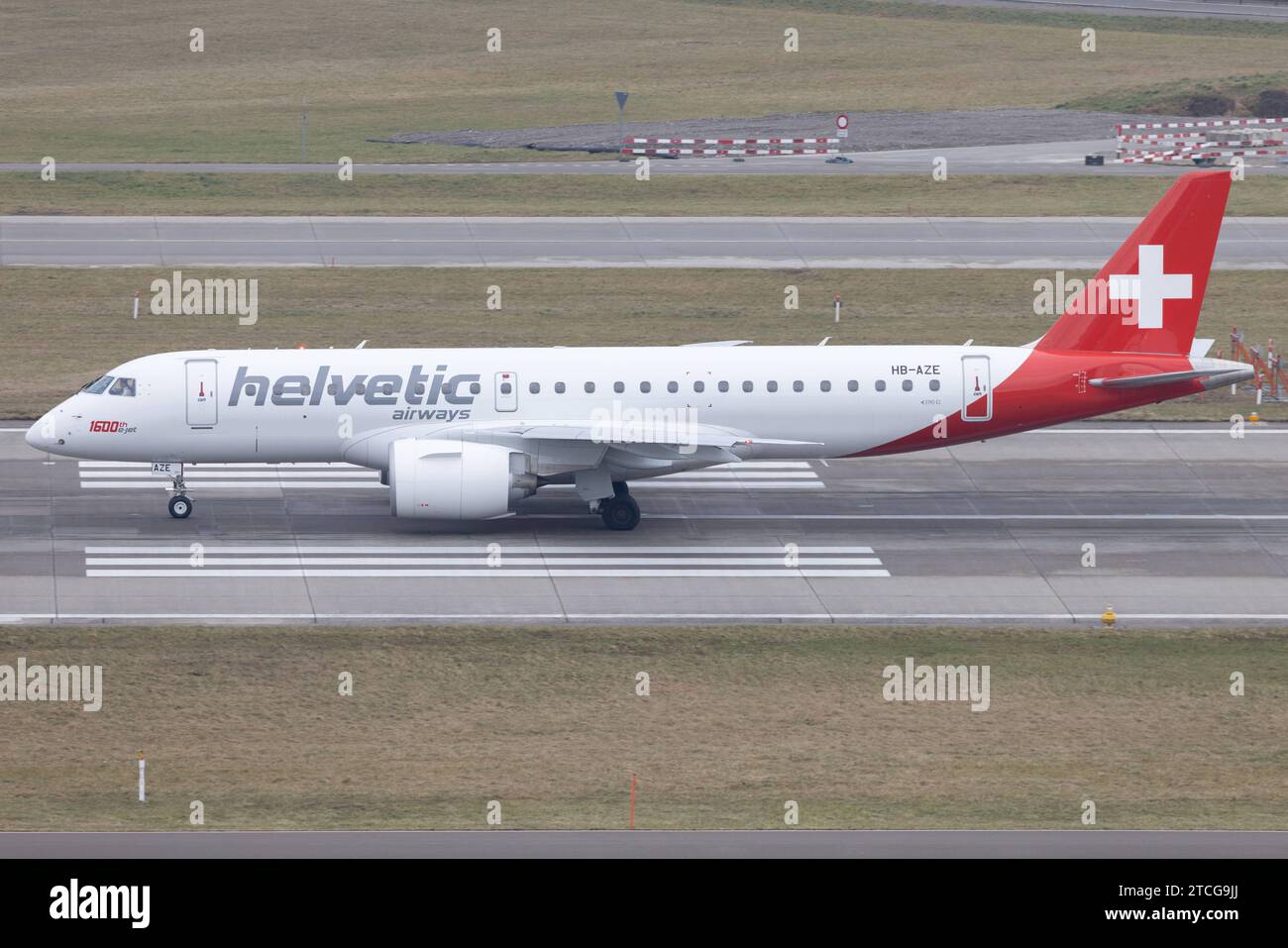 Die Embraer E190-E2 E290 mit der Sonderlackierung 1600th e-jet sticker der Fluglinie Helvetic Airways 2L / OAW mit der Registrierung HB-AZE MSN: 19020038 startet vom Flughafen Zürich LSZH/ZRH. Kloten Zürich Schweiz *** l'Embraer E190 E2 E290 con la speciale livrea 1600th e jet sticker della compagnia aerea Helvetic Airways 2L OAW con registrazione HB AZE MSN 19020038 decolla dall'aeroporto di Zurigo LSZH ZRH Kloten Zurigo Svizzera Foto Stock