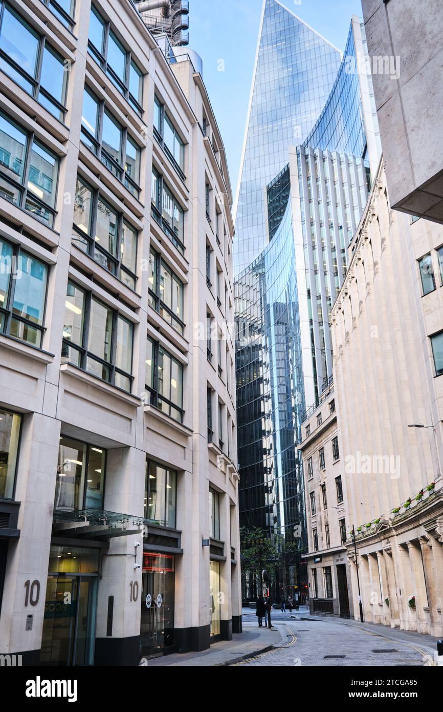 Londra, Regno Unito - 28 ottobre 2023: Lime Street con Willis Towers Watson e gli edifici degli uffici Scalpel sullo sfondo Foto Stock