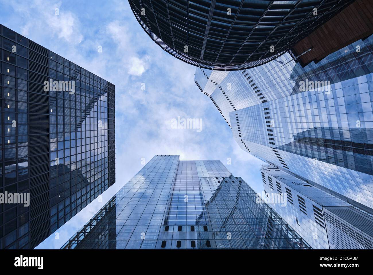 Guardando in alto - una vista grandangolare dei grattacieli della City di Londra da Lime Street. Edificio Leadenhall. Londra, Regno Unito. Foto Stock