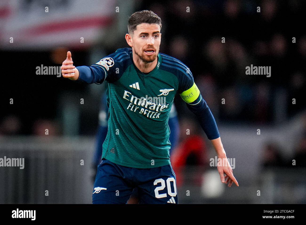 Eindhoven, Paesi Bassi. 12 dicembre 2023. EINDHOVEN, PAESI BASSI - 12 DICEMBRE: Jorginho of Arsenal gestures durante la partita di UEFA Champions League gruppo B tra PSV e Arsenal al Phillips Stadion il 12 dicembre 2023 ad Eindhoven, Paesi Bassi. (Foto di Rene Nijhuis/Orange Pictures) credito: Orange Pics BV/Alamy Live News Foto Stock