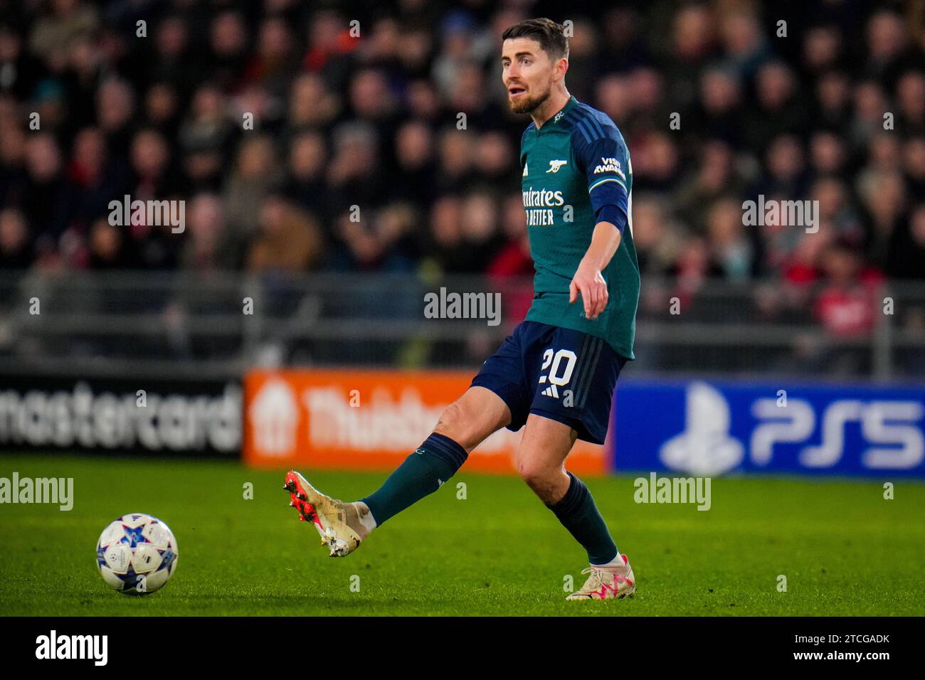 Eindhoven, Paesi Bassi. 12 dicembre 2023. EINDHOVEN, PAESI BASSI - 12 DICEMBRE: Jorginho of Arsenal passa il pallone durante la partita di UEFA Champions League gruppo B tra PSV e Arsenal al Phillips Stadion il 12 dicembre 2023 ad Eindhoven, Paesi Bassi. (Foto di Rene Nijhuis/Orange Pictures) credito: Orange Pics BV/Alamy Live News Foto Stock