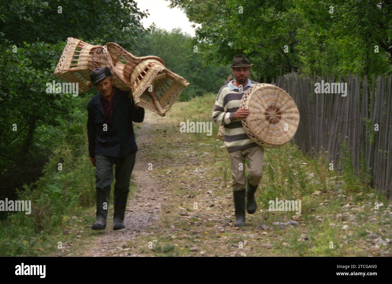 Contea di Neamt, Romania, circa 1998. Due uomini del posto che vendono prodotti a base di ramoscelli. Foto Stock