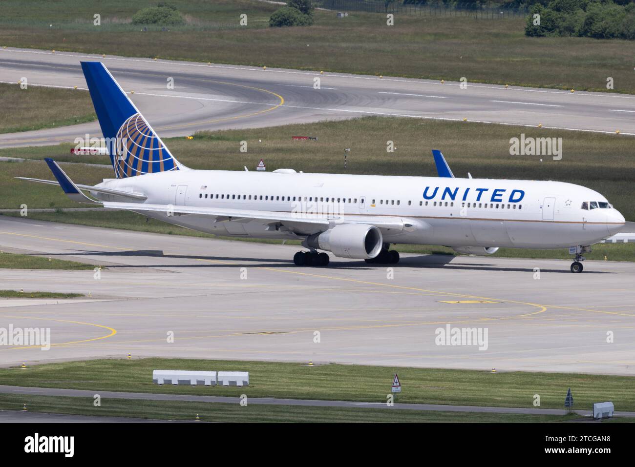 Die Boeing 767-322ER B763 der Fluglinie United Airlines UA / UAL mit der Registrierung N669UA MSN: 30025 rollt am Flughafen Zürich LSZH/ZRH. Kloten Zürich Schweiz *** il Boeing 767 322 ER B763 di United Airlines UA UAL con registrazione N669UA MSN 30025 è in rullaggio presso l'aeroporto di Zurigo LSZH ZRH Kloten Zurigo Svizzera Foto Stock