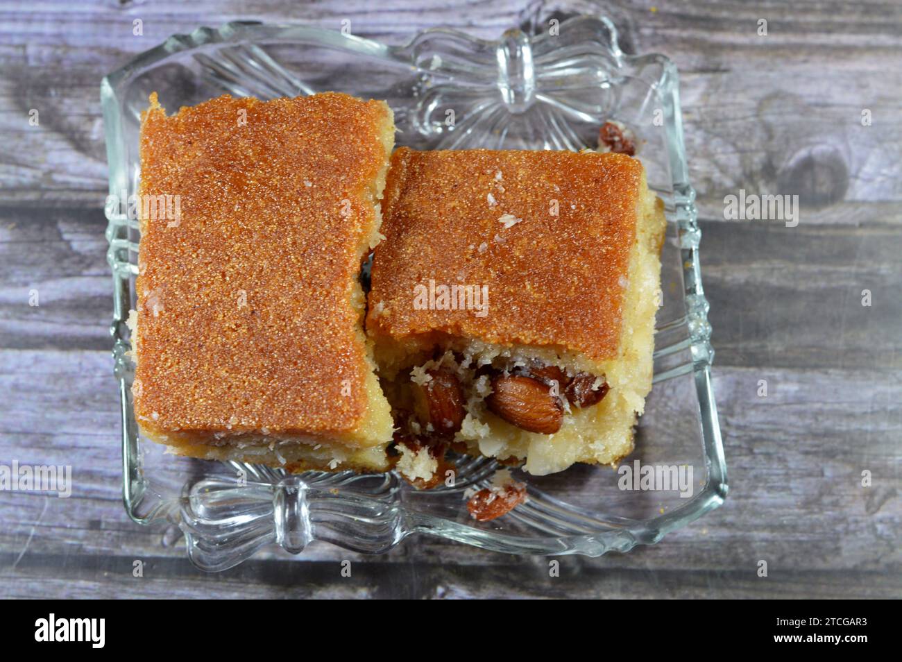 Harissa egiziana, una varietà di torte di semola in Medio Oriente, così decadente e dolce farcita e ripiena di noci, mandorle, uvetta, un'alta e densa Foto Stock