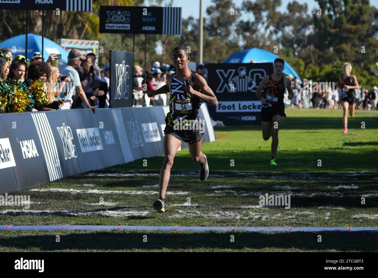 Tamrat Gavenas si piazza terzo nella gara ragazzi alle 15:16,6 durante i Foot Locker Cross Country Championships al Morley Field, sabato 9 dicembre 2023, a San Diego. Foto Stock