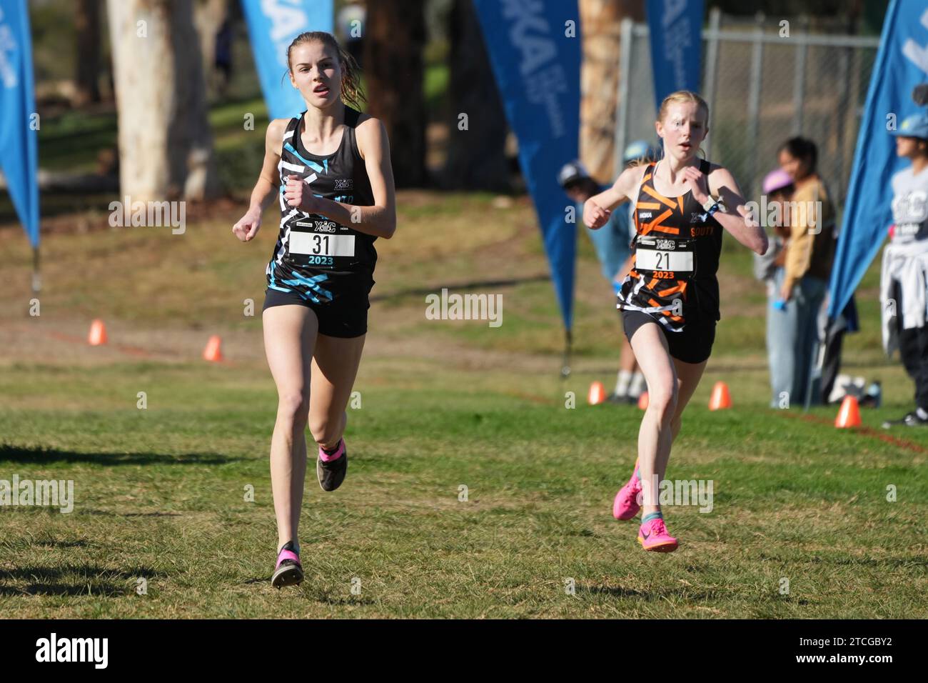 Rachel Forsyth (31) ed Elizabeth Leachman (21) guidano la gara femminile durante i Foot Locker Cross Country Championships al Morley Field, sabato 9 dicembre 2023, a San Diego. Leachman ha vinto 16:50,7 e Forsyth è stato terzo in 17:08.3. Foto Stock