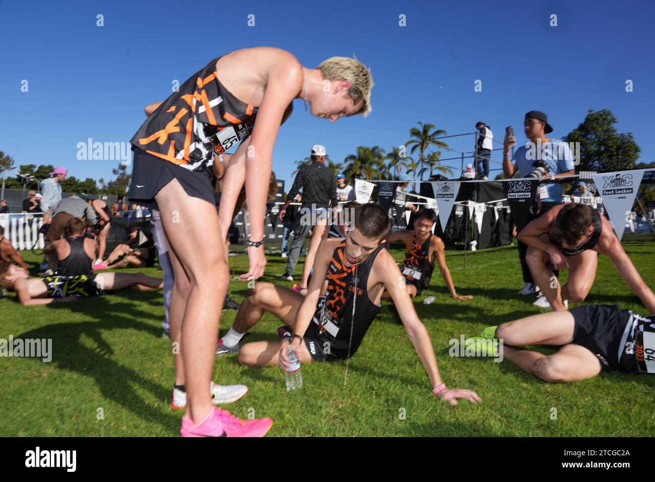 Ty Steorts (65) e Jake Liebert (69) reagiscono al termine della gara ragazzi durante il Foot Locker Cross Country Championships al Morley Field, sabato, Foto Stock