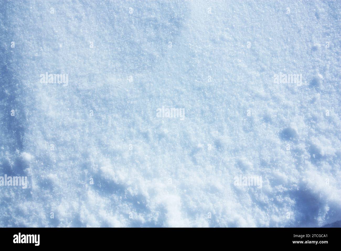 la consistenza della soffice neve invernale con grumi. Foto di alta qualità Foto Stock