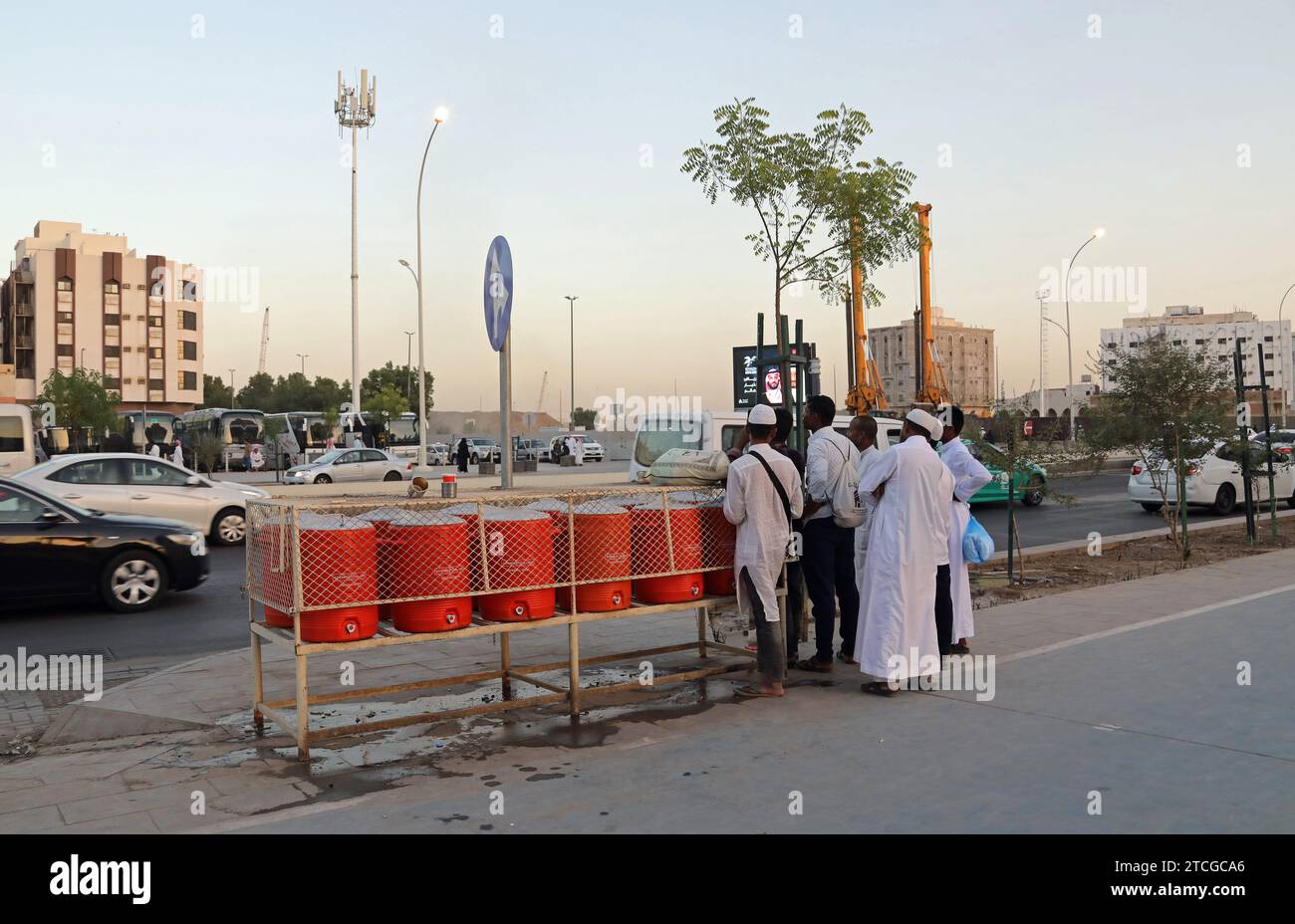 Acqua potabile in botti stradali a Medina in Arabia Saudita Foto Stock